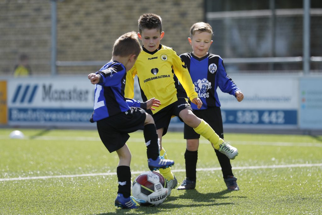 ALTENA- De Altena Cup is dit jaar weer georganiseerd voor de jeugd. Op een zonnige speelochtend, werden er door de gehele gemeente jeugdwedstrijden afgelegd.